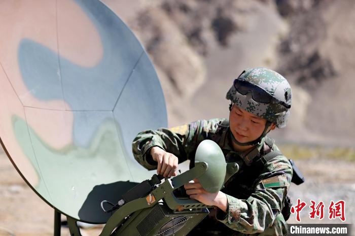 圖為官兵進行衛星通訊架設?！?鄒寧寧 攝