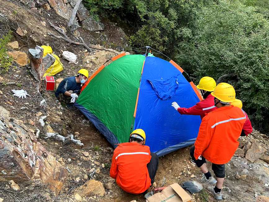 9月15日，電力施工人員正在施工點附近搭建暫居帳篷。白瑪多吉攝