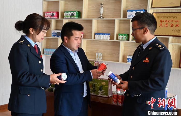 圖為林芝稅務部門上門了解企業情況，并宣講稅收政策。資料圖 趙朗 攝