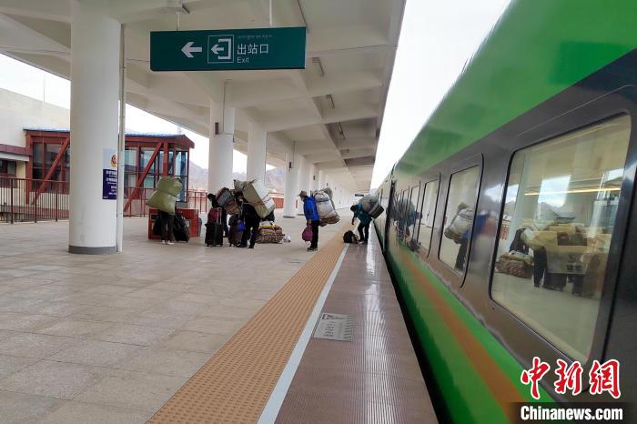 乘客乘復工專列抵達日喀則?！±_車務段 供圖