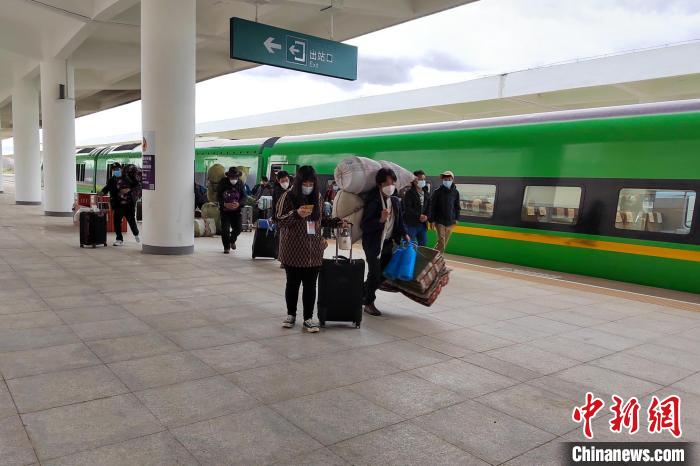 10月6日，乘客乘復工專列抵達日喀則?！±_車務段 供圖