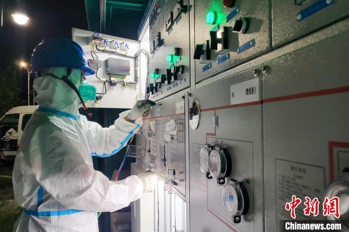 西藏電力部門順利完成方艙醫院供電設備安全可靠接入?！⊥醮箫w 攝