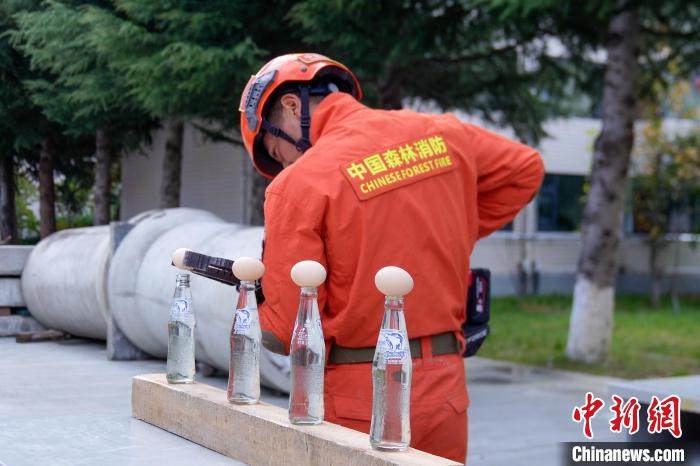 西藏林芝森林消防技能大練兵現場，消防員使用液壓鉗夾取雞蛋?！钣例?攝
