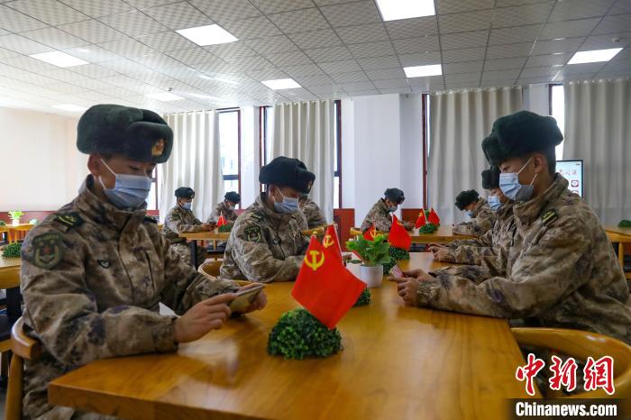 圖為阿里軍分區某邊防團組織官兵通過手機收聽收看二十大開幕盛況?！詵|供圖
