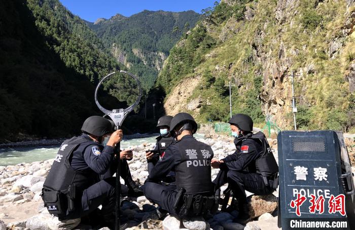 圖為西藏吉隆出入境邊防檢查站移民管理警察在中尼邊境巡邏途中收看二十大開幕直播?！」陆y 攝
