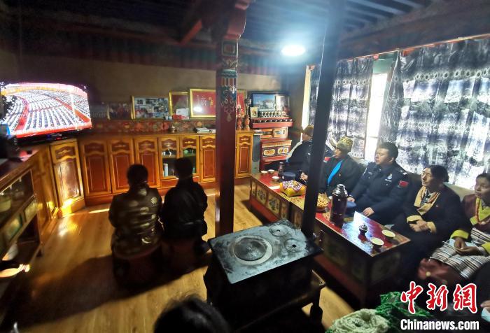 圖為西藏普蘭出入境邊防檢查站斜爾瓦執勤點移民管理警察與駐地民眾一起收看二十大開幕盛況?！」鶗怨?攝