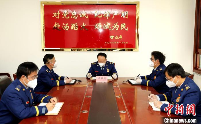圖為西藏森林消防總隊在二十大開幕會結束后組織學習討論?！∥鞑厣窒揽傟牴﹫D