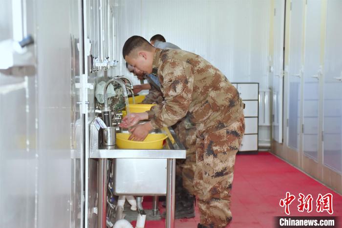 圖為阿里軍分區某邊防團官兵在新建水房洗漱?！詵| 攝