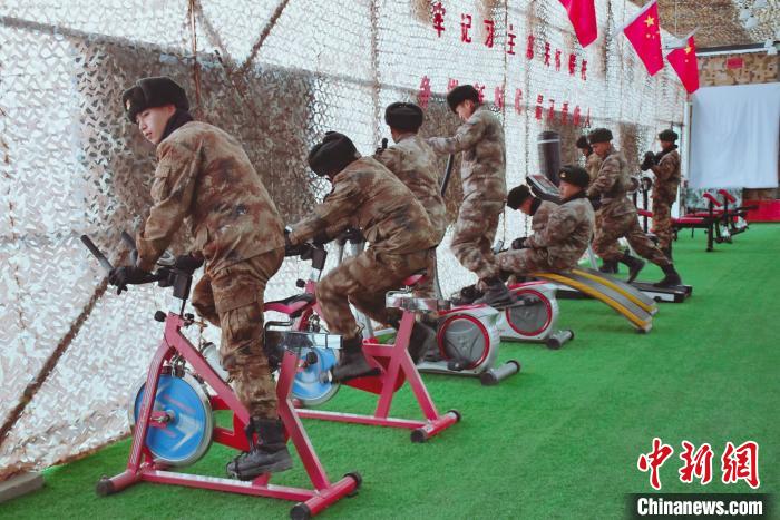 圖為阿里軍分區某邊防團官兵在陽光房里鍛煉?！詵| 攝