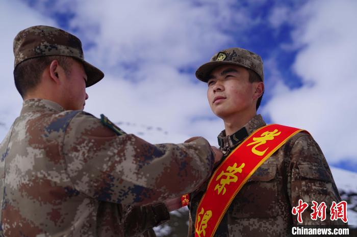 排長王朝偉(圖左)給退伍老兵佩戴大紅花?！∥鞑厣侥宪姺謪^某團供圖