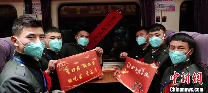 退伍老兵在退伍專列上合影留念?！∥鞑厣侥宪姺謪^某團供圖