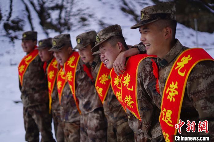退伍老兵合照留念?！∥鞑厣侥宪姺謪^某團供圖