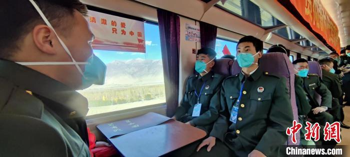 退伍老兵乘坐在退伍專列?！∥鞑厣侥宪姺謪^某團供圖