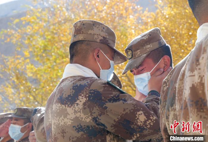 圖為什布奇邊防連退伍老兵與戰友相擁而泣，依依惜別?！⌒觳?攝
