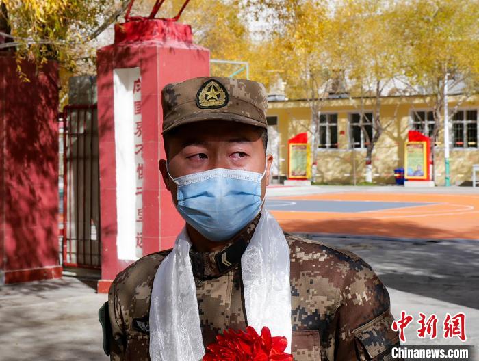 圖為什布奇邊防連退伍老兵臨別前再看一眼連隊?！詵| 攝