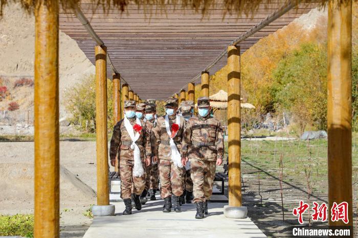 圖為什布奇邊防連退伍老兵臨別前再看一眼連隊?！詵| 攝