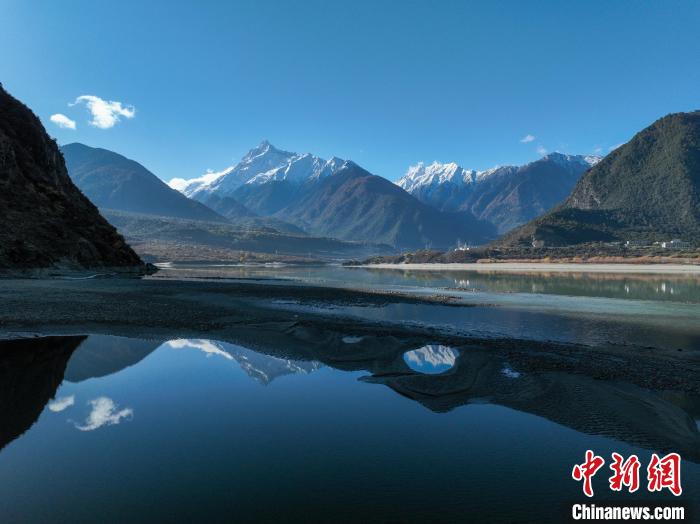 西藏林芝雅魯藏布江和遠處的雪山?！《拘?攝