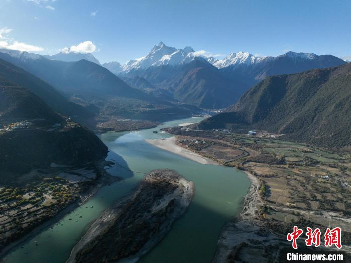 西藏林芝雅魯藏布大峽谷的雪山風光?！《拘?攝