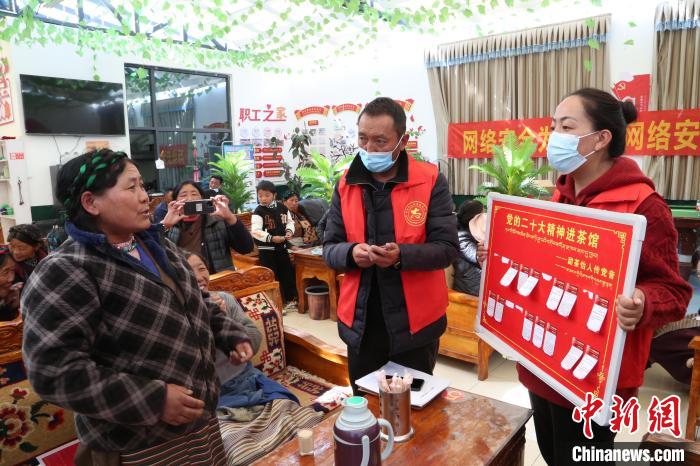 圖為瓊結縣村民參與問答?！愔闈扇?攝
