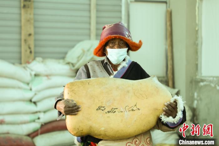 圖為茶措村牧區改革合作社酥油分紅現場?！∷骼嗜是?攝