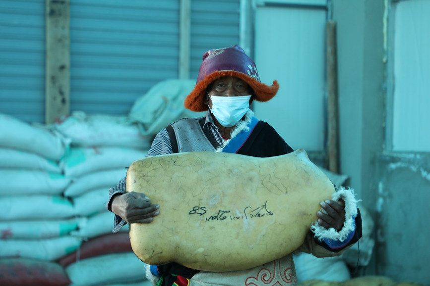 茶措村牧區改革合作社酥油分紅現場。索朗仁青 攝