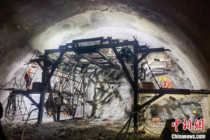 資料圖為隧道施工掘進過程中?！∥鞑刈灾螀^交通運輸廳 供圖