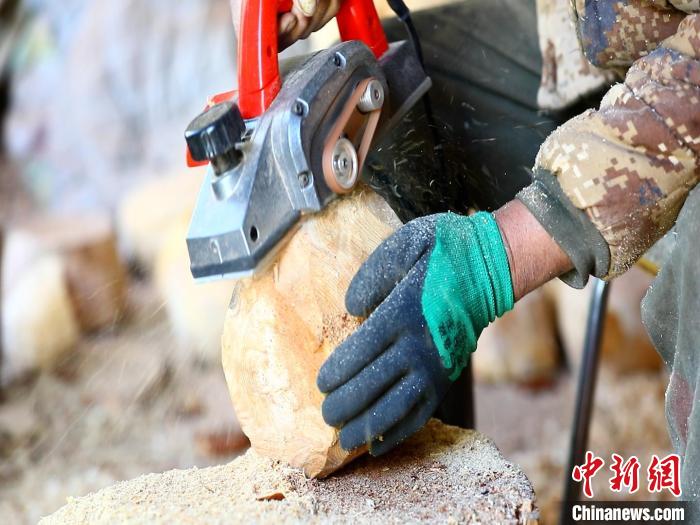 圖為手工藝人正在制作木碗?！〉录?　攝