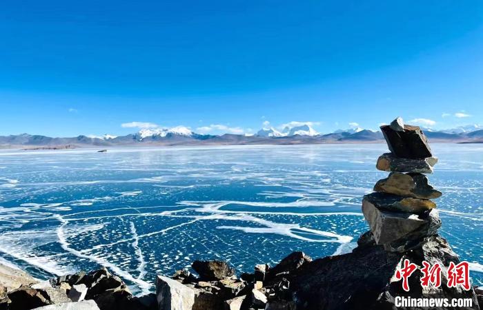 圖為普瑪江塘鄉境內的雪山、冰湖美景?！±丝ㄗ涌h網信辦供圖
