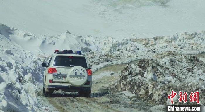 圖為邊壩縣降雪時夏貢拉山段路況?！∵厜慰h融媒體中心供圖