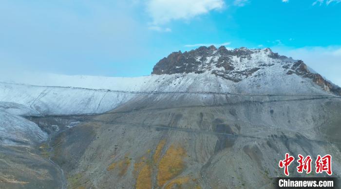 圖為邊壩縣降雪時夏貢拉山段路況?！∵厜慰h融媒體中心供圖