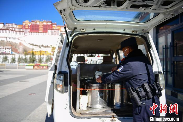 圖為1月23日，布達拉宮廣場派出所民警正在打午飯?！∝暩聛硭?攝