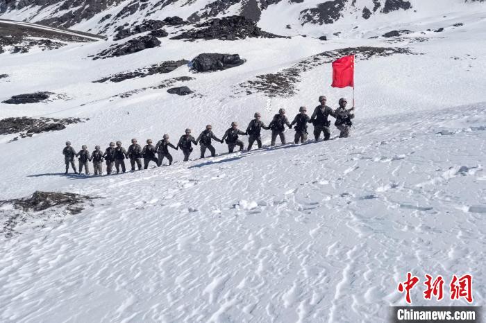 春節期間，西藏軍區山南軍分區某邊防團官兵踏雪巡邊?！〉┰鰰x美 攝