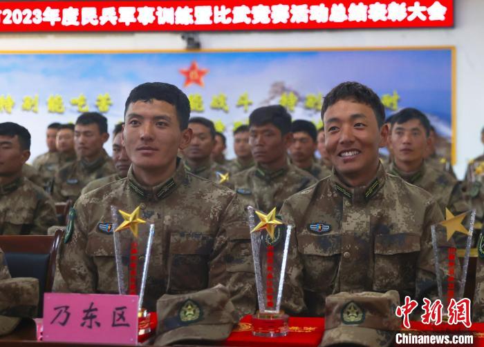 表彰大會上，獲獎選手開心瞬間?！敲衫?攝