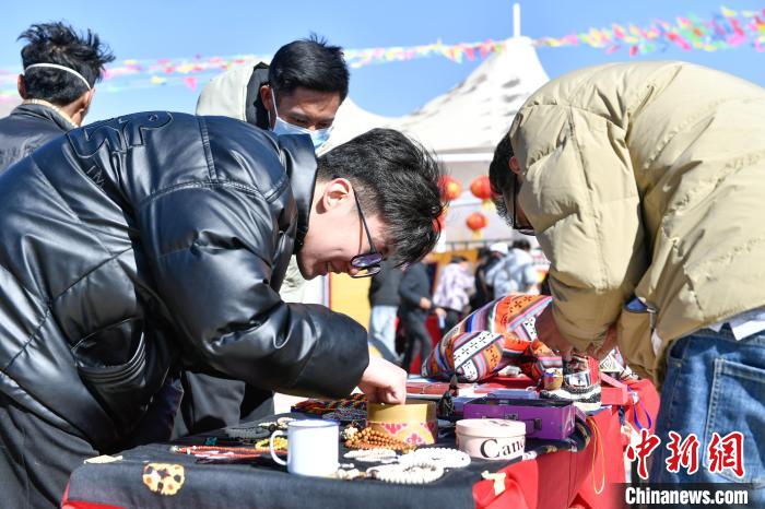 圖為展銷會現場?！∝暩聛硭?攝