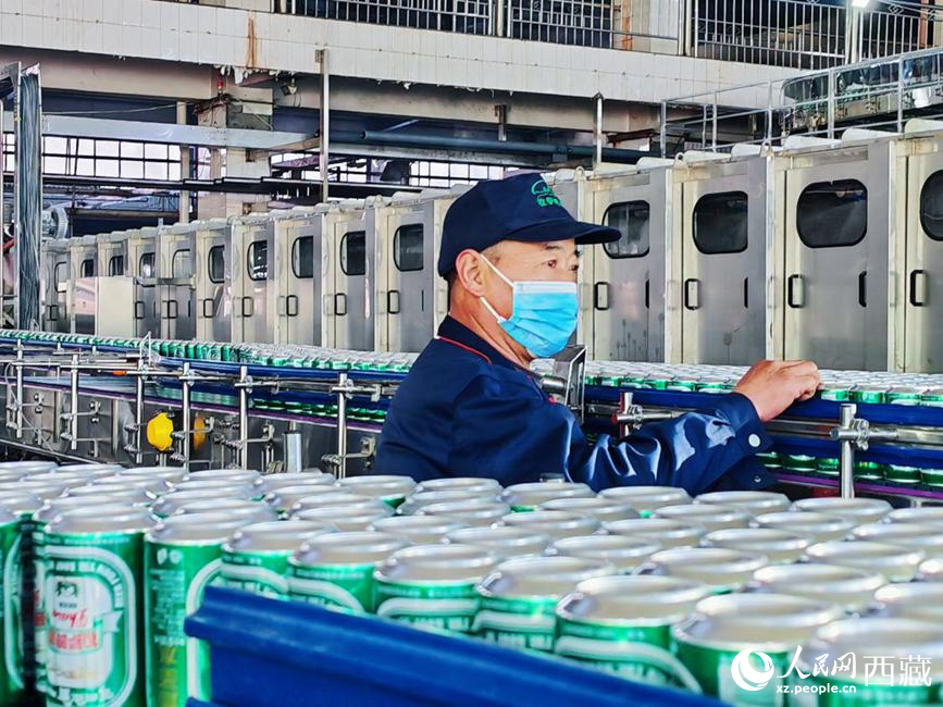 技術人員在生產線上檢查產品。人民網 李海霞攝