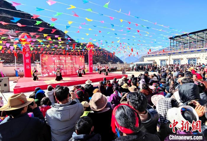 文藝活動全景?！∶⒖悼h委宣傳部供圖