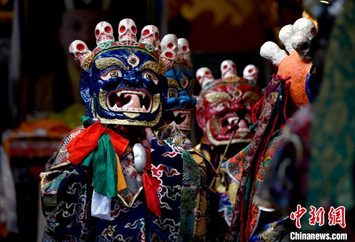 2月19日，楚布寺僧人們佩戴面具準備參加跳神活動?！±盍?攝