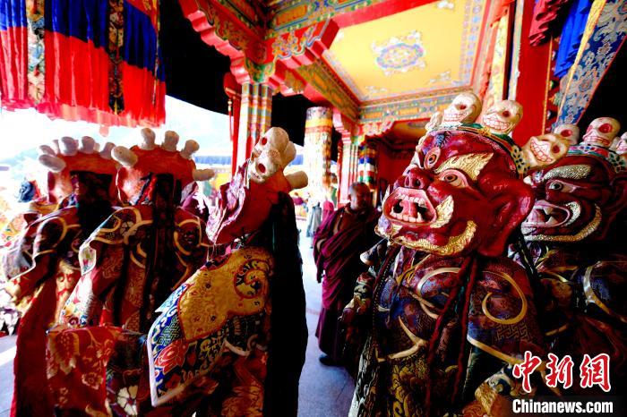 2月19日，楚布寺僧人們佩戴面具準備參加跳神活動?！±盍?攝