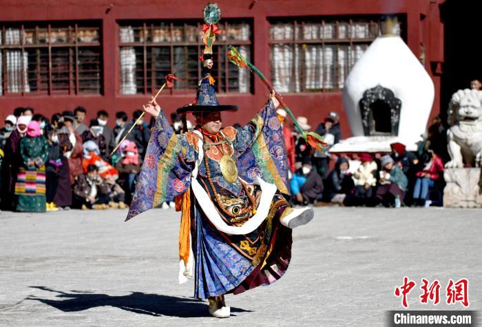 2月19日，楚布寺僧人參加跳神活動?！±盍?攝
