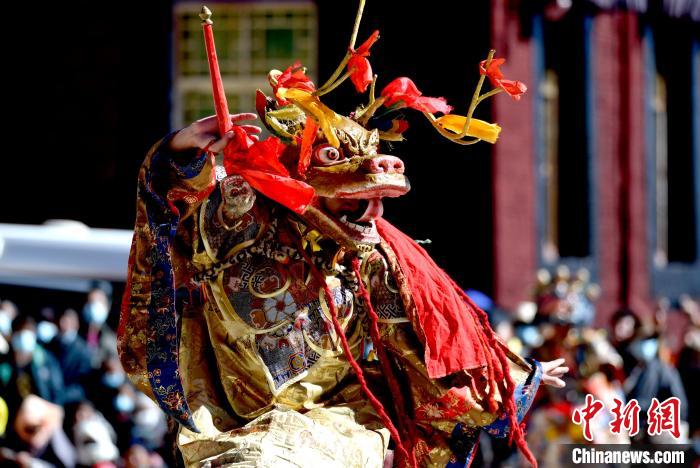2月19日，楚布寺僧人佩戴面具參加跳神活動?！±盍?攝