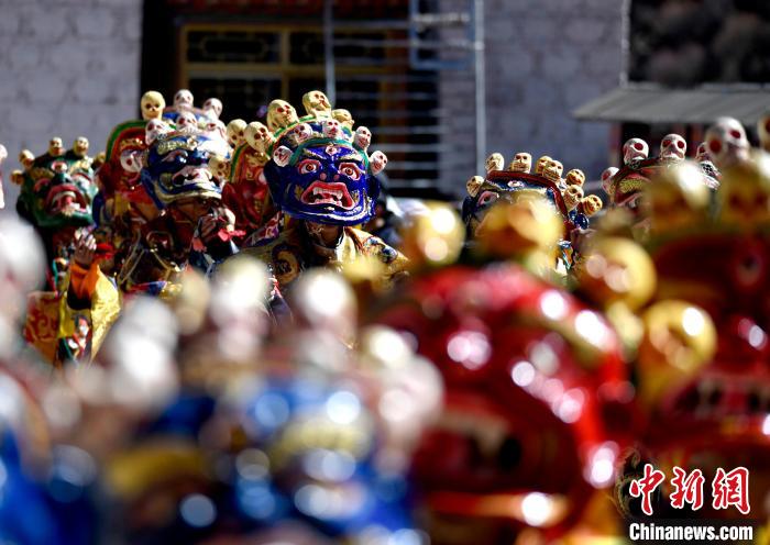 2月19日，楚布寺僧人們佩戴面具參加跳神活動?！±盍?攝
