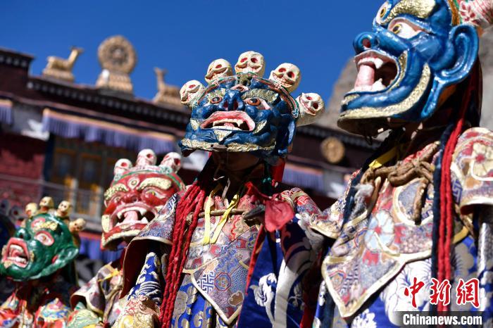 2月19日，楚布寺僧人們佩戴面具參加跳神活動?！±盍?攝