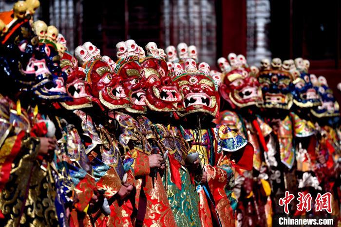 2月19日，楚布寺僧人們佩戴面具參加跳神活動?！±盍?攝