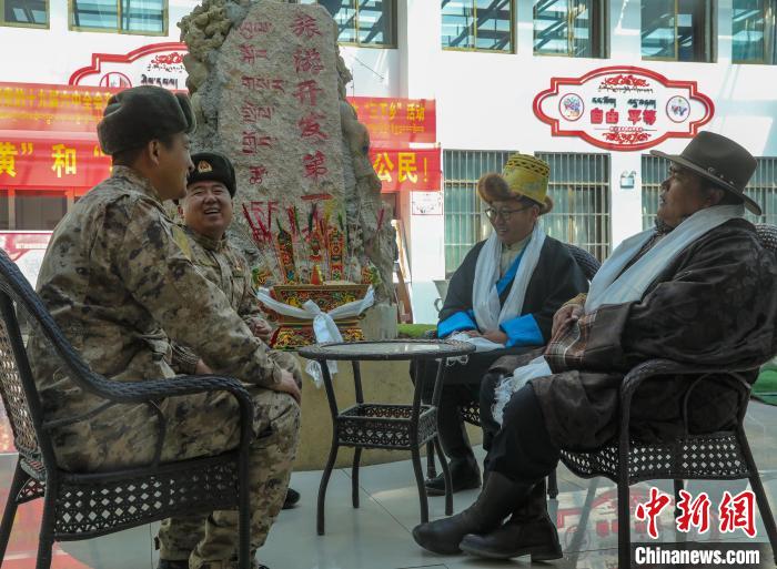 圖為阿里軍分區某邊防團官兵與駐地群眾拉家常?！詵| 攝