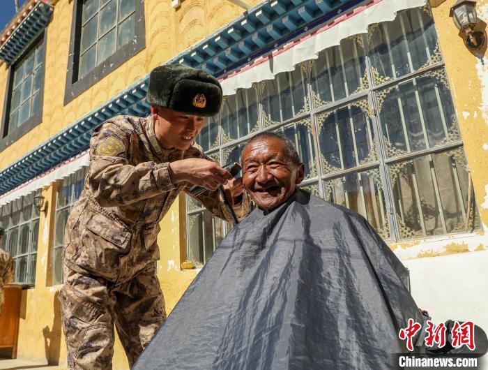 圖為阿里軍分區某邊防團官兵為駐地群眾理發迎藏歷新年?！〉┰鰝愔?攝