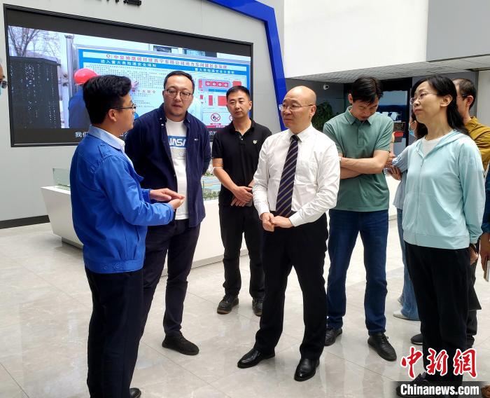 圖為全國政協委員、農工黨青海省委主委王昆(中)在企業調研?！」鶟M福 供圖