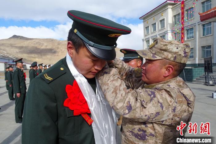 卸下軍銜等標識?！⒖≥x 攝