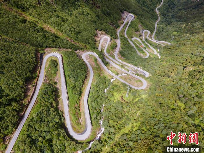 圖為西藏山南錯那縣的盤山公路，錯那縣被命名為全國“四好農村路”示范縣?！〗w波 攝