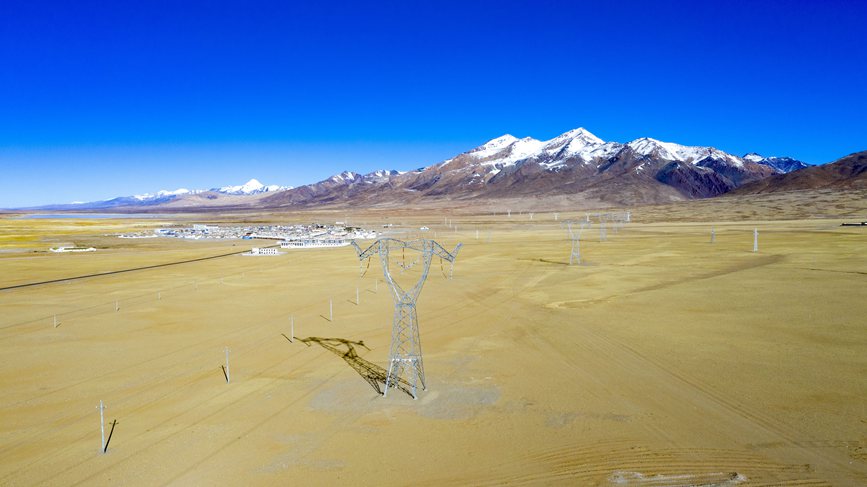 位于海拔4700多米的阿里聯網工程霍爾變電站。