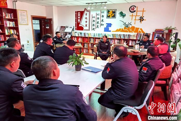 圖為亞東出入境邊防檢查站民警與銀行業務人員進行金融知識深入交流?！『?攝